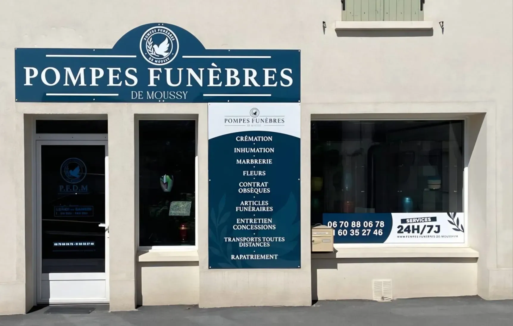Façade de l'agence de Pompes Funèbres de Moussy avec vitrine et panneau de services.