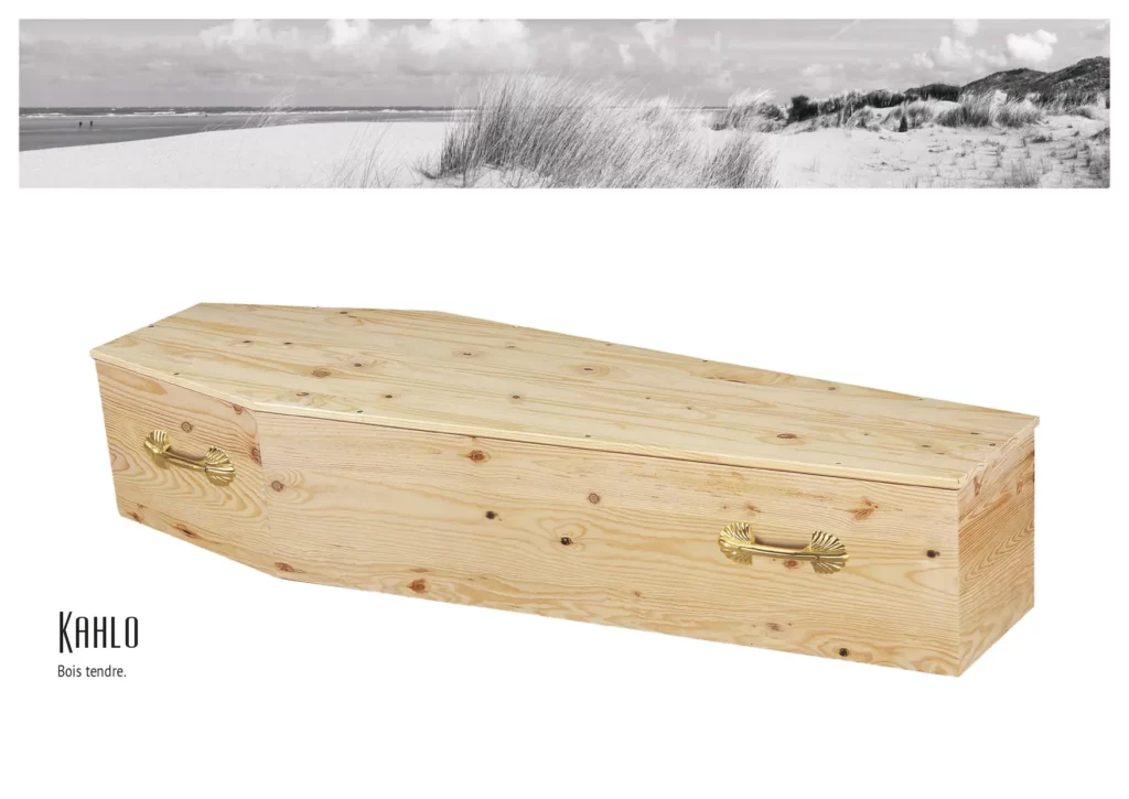Cercueil Kahlo en bois tendre clair de forme parisienne avec poignées dorées.