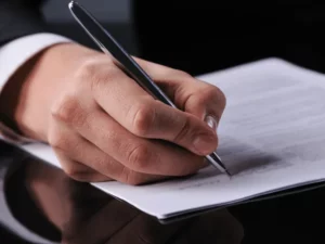 Signature de contrat officiel avec un stylo argenté de qualité.